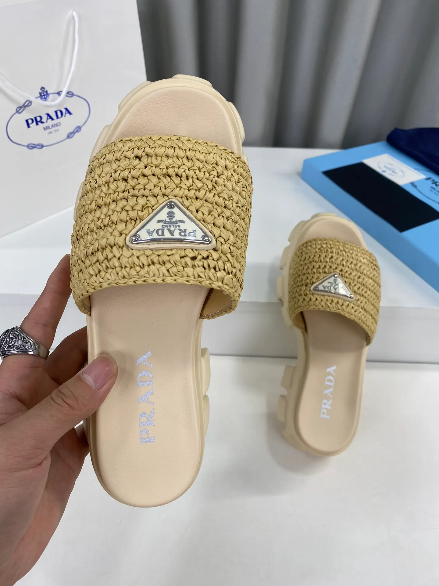 💕💕Factory direct selling price p460💕💕 Prada's latest tooth-woven thick-soled triangle buckle slippers☑️ Latest environmentally friendly PP material, fully handmade crochet, just like knitting sweaters, slow work and meticulous work, retro fashionable thick-soled shoes, with rubber uppers, making the whole pair of shoes light and comfortable. Bright colors, a variety of choices to meet the needs of fashionable people with different styles! The iconic metal triangle logo is paired with the shape of ancient beach slippers. Every design element is fashionable! Size: Women's 35-39 (34, 40, custom-made, non-returnable) Full set of counter original packaging